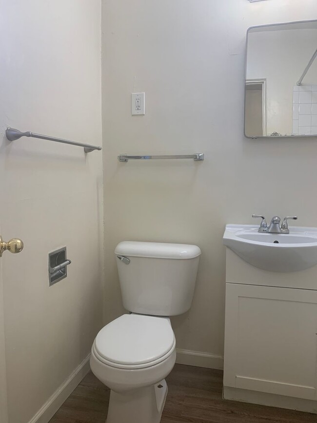 Building Photo - 533 Valencia Dr SE