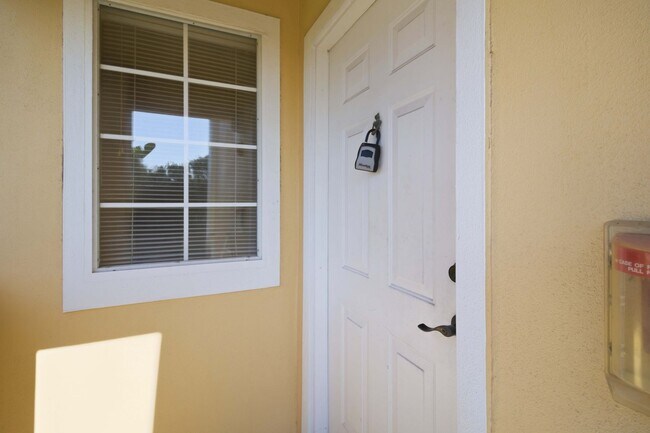 Building Photo - Spacious 2/2 unit available now for annual lease