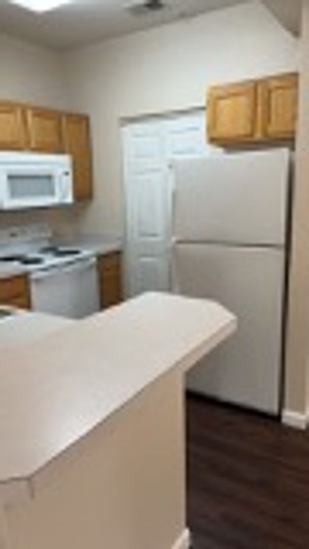 Building Photo - Cozy 1-Bedroom Condo | Low-Maintenance Living in a Great Location