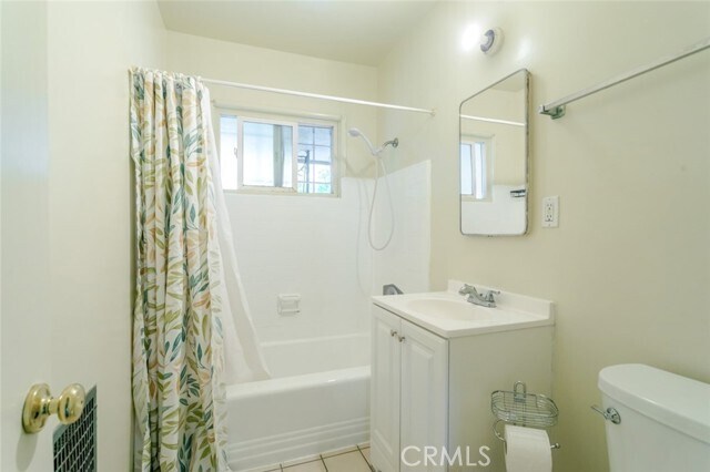 Building Photo - 1600 W Glenoaks Blvd