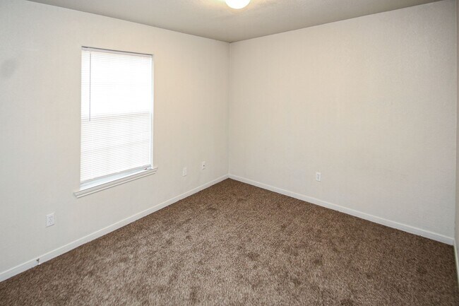 Building Photo - Spacious 3BR/2BA Fourplex with Private Backyard