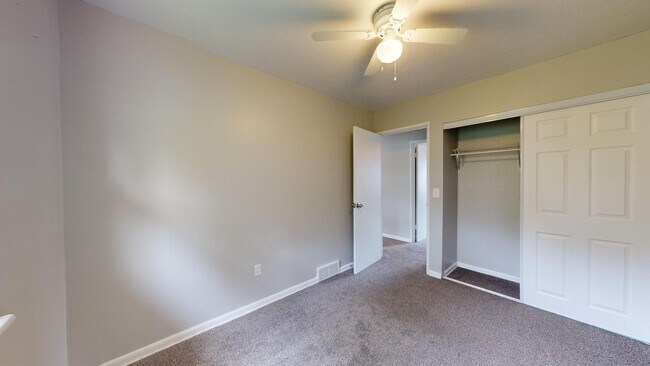 Building Photo - 3 Bedroom/1 bathroom renovated townhouse.