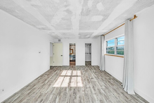 Building Photo - 3051 NE 48th St