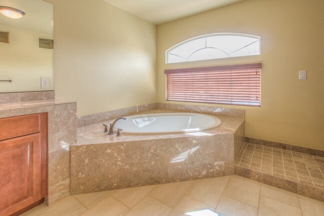 Building Photo - Gorgeous 5 bedroom home in Southern Highlands area