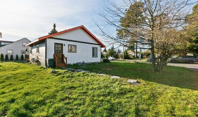 Building Photo - Classic Meets Modern Two-Bedroom, one bath Home in the Columbia Neighborhood