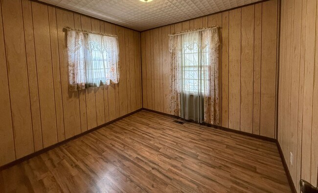 Building Photo - Home With Personality