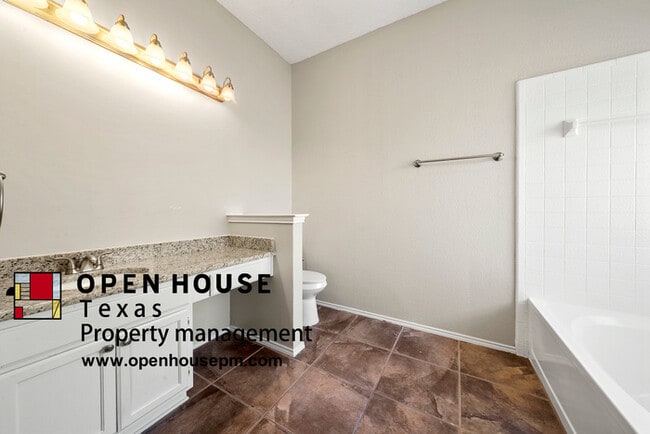 Building Photo - 4908 Shady Oak Trail, Grand Prairie