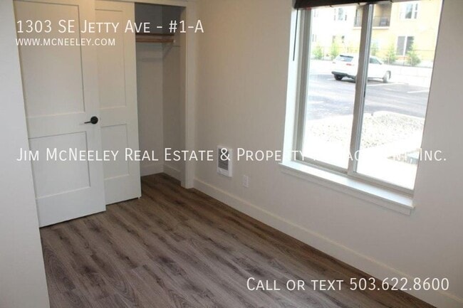 Building Photo - 1303 SE Jetty Ave