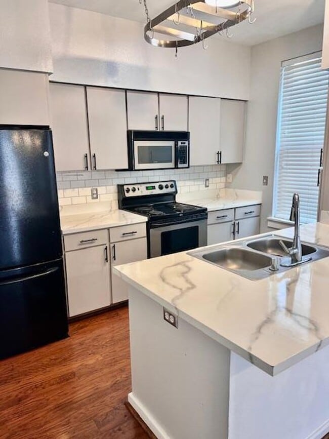 Building Photo - Beautiful Downtown Condo / Close to ACC Riverside / 3 bedrooms / Ref, Washer & Dryer