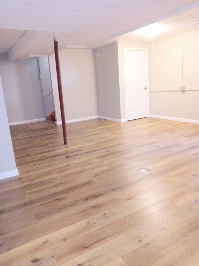 Building Photo - 728 1/2 SW Cambridge Ave