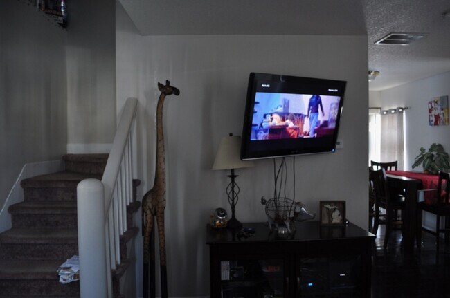 Building Photo - 204 Cherry St