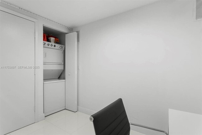 Building Photo - 495 Brickell Ave