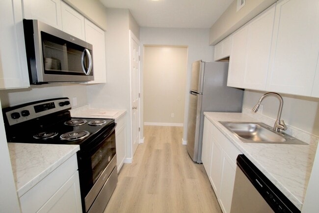 Building Photo - Stunning Fully Remodeled 3BR Condo at Madison Manor – Available This July!