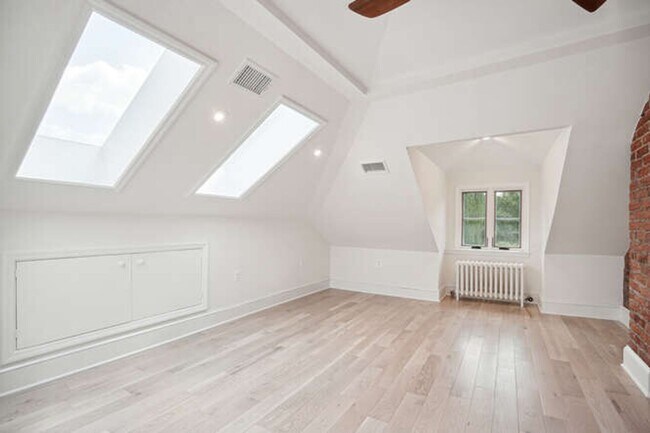 Building Photo - Cleveland Park 4 Bedroom plus den, 3.5 Bath