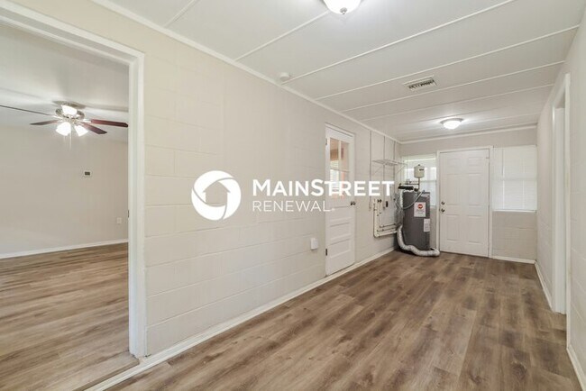 Building Photo - 3 Bedroom Pet-Friendly Home in DELAND, FL with Main Street Renewal