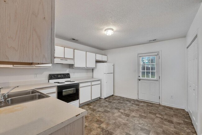Building Photo - Townhome Close to Amenities!