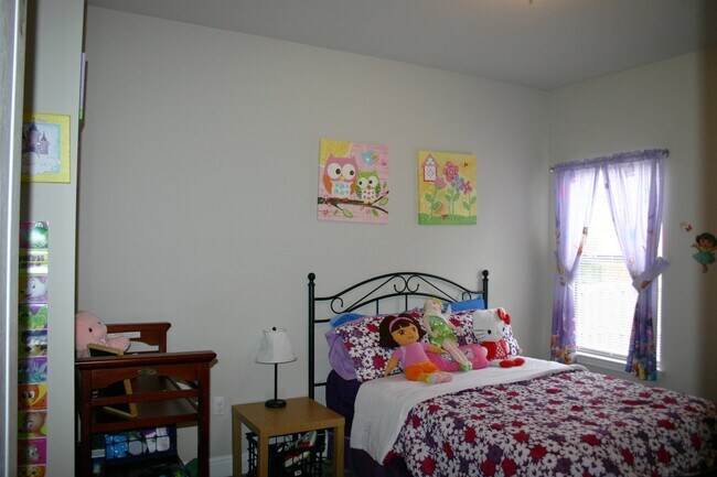 Building Photo - Great South Crestview Location!
