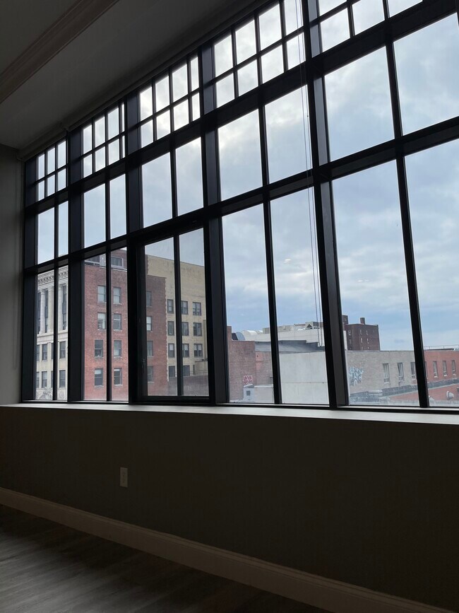 Building Photo - 325 S Salina St