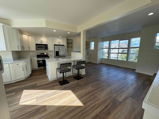 Building Photo - 2455 NE Park Dr