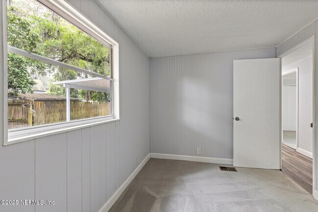 Building Photo - 1104 Harmony Dr N