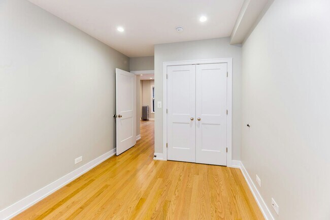 Building Photo - 518 W Cornelia Ave