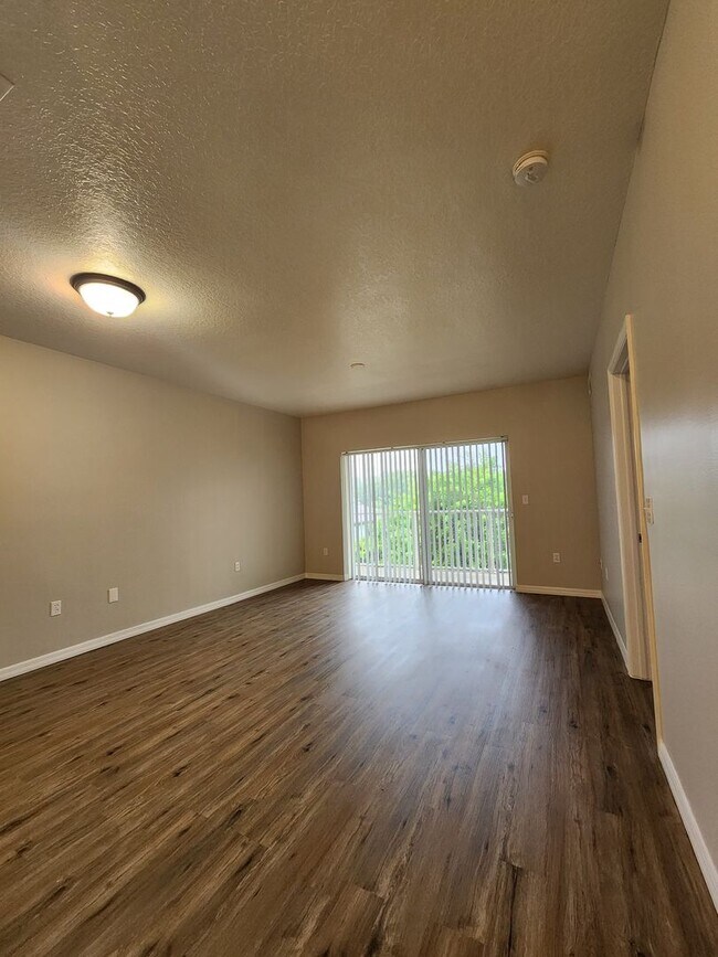 Building Photo - 2 Bedroom 2 Bath Remodeled Unit with a Bal...
