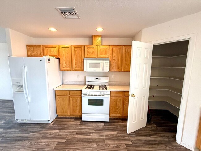 Building Photo - Charming 3-Bedroom Home Near Rotary Park for Rent!