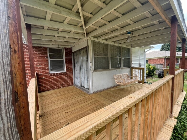 Building Photo - 128 N Leland Dr