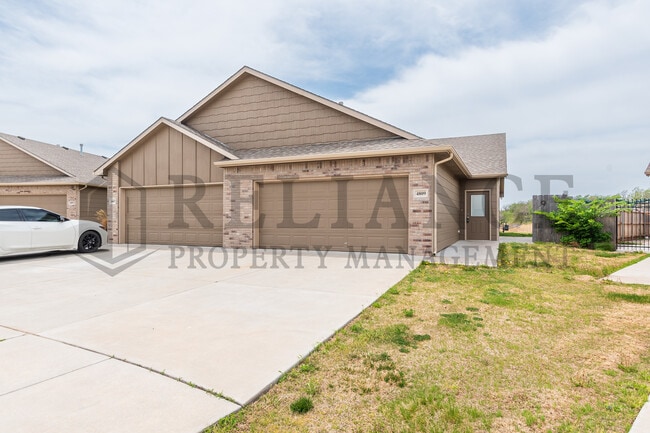 Building Photo - 4809 N Hillside Ct