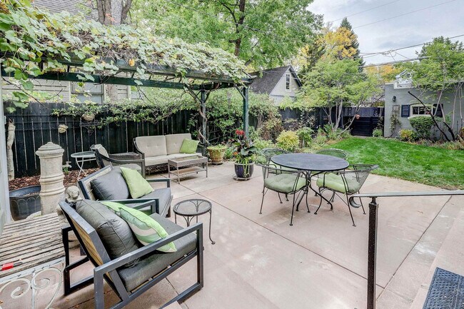 Building Photo - 2105 S Fillmore St