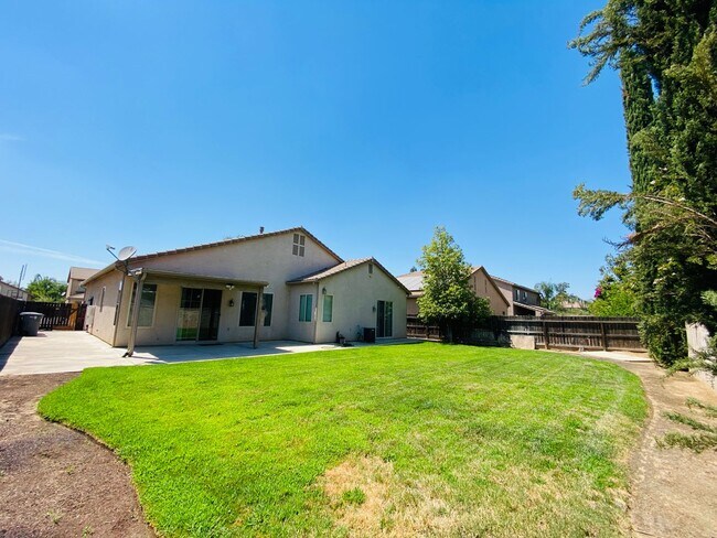 Building Photo - $2,895 Fowler & Church, Spacious 3 Bedroom...