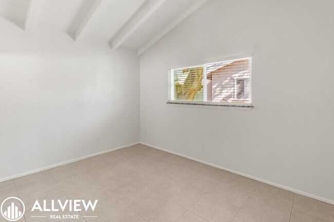 Building Photo - Large 1 Bed/1 Bath Available in Huntington...