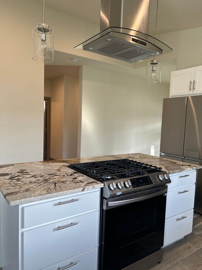 Building Photo - 1062 SE Balsamroot Ln