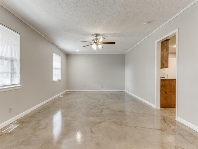 Building Photo - 2609 Brentwood Dr