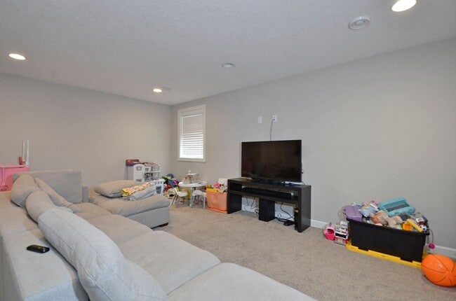 Building Photo - Beautiful 4-Bed 3-Bath Home in Minneapolis - Available 9/10!