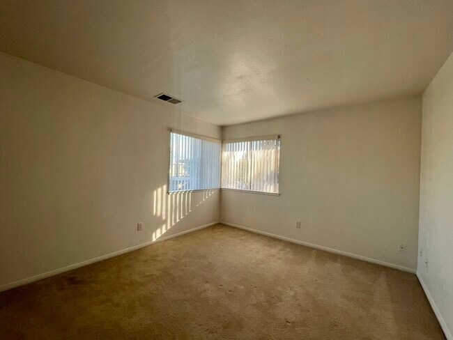 Building Photo - Charming 1 bedroom, 1 bathroom condo in Sacramento