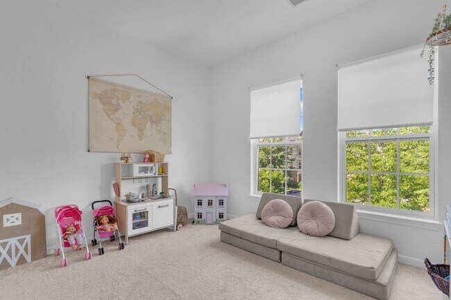 Building Photo - Beautiful 3-level 3 BR 2.5BA Townhome in P...