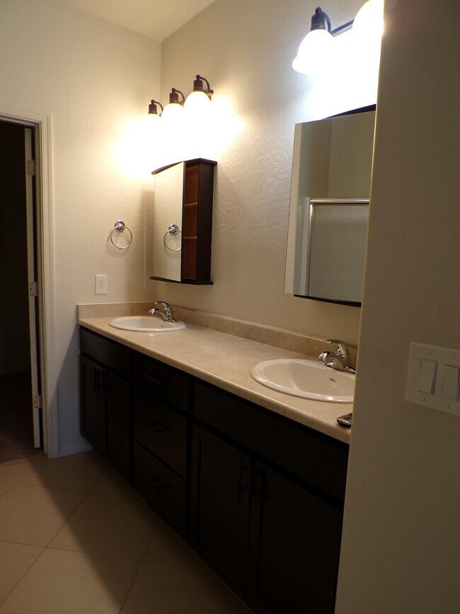 Building Photo - 844 Tiablanca Rd