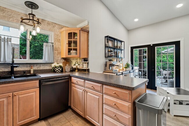 Building Photo - 2947 Meramar Dr