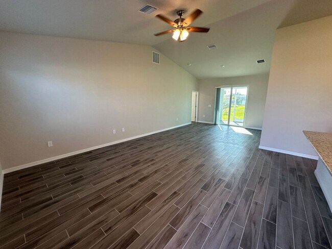 Building Photo - NW Cape Coral Home 4 Bedroom/ 2 Bath/ 3 Ca...