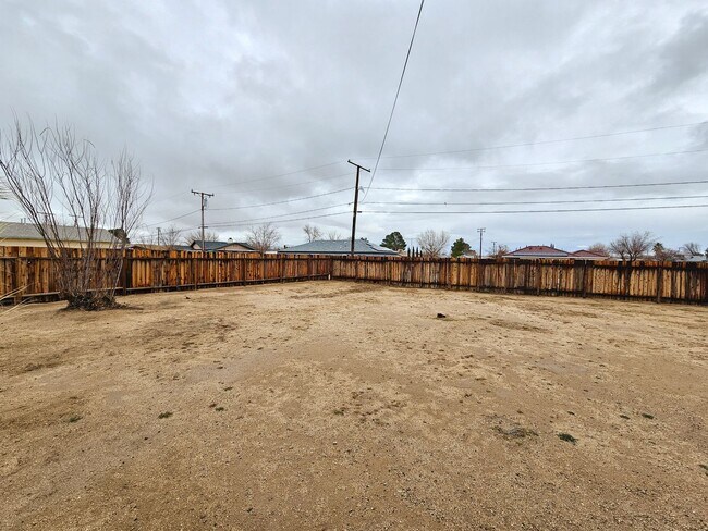 Building Photo - Freshly painted 2 bedroom  /  1 bathroom unit for RENT