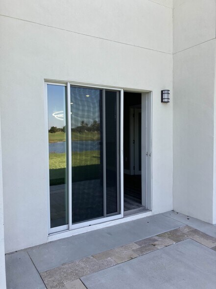 Building Photo - 2033 Greenbriar Ter