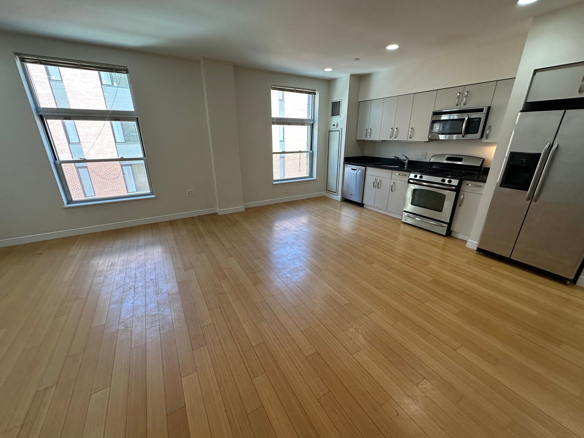 Building Photo - 591 Albany St