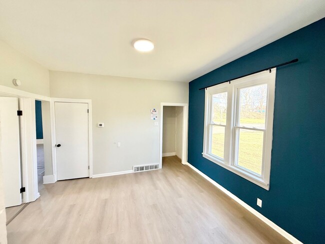 Building Photo - 924 Spring Ave NE