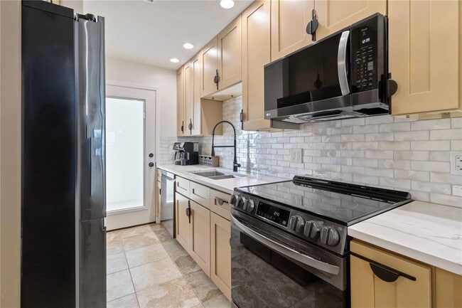 Building Photo - 1500 Park Beach Cir