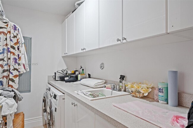 Building Photo - 17875 Collins Ave