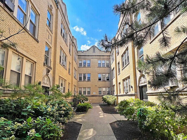 Primary Photo - 2410 N Kilbourn Ave