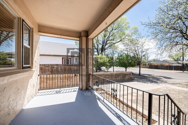 Building Photo - 909 W Evans Ave