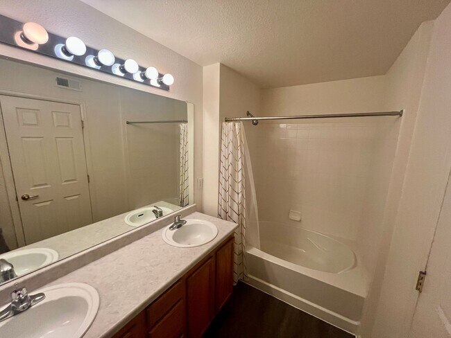 Building Photo - ** Move in Special** Cozy 1 bed 1 bath in ...