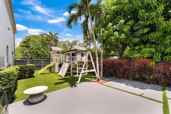 Building Photo - 15315 SW 84th Ave